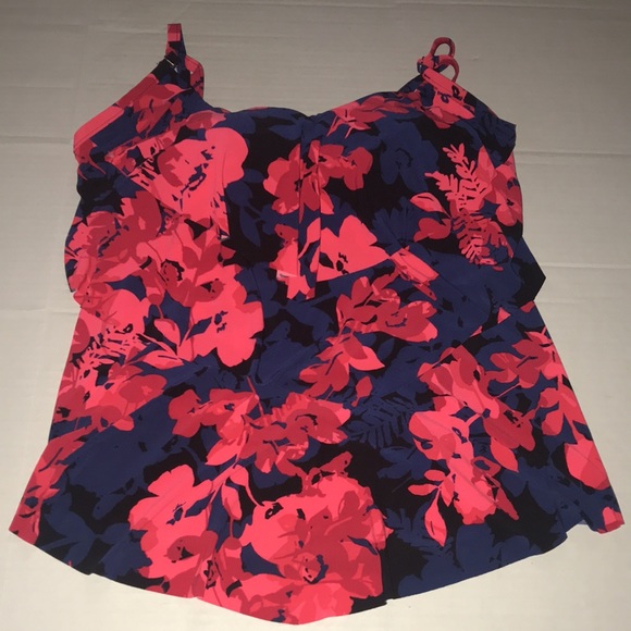 New red floral plus size swimtop - Picture 5 of 11